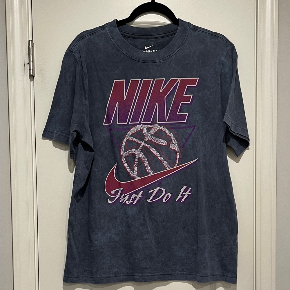 The Nike Tee Loose Fit Basketball Logo